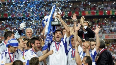 The Greece team lifting the trophy at EURO 2004