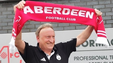 Neil Warnock holding an Aberdeen FC scarf